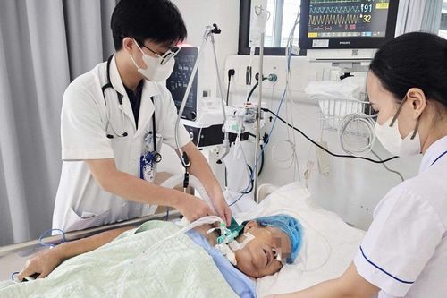 Gai hoa giấy đâm vào chân, cụ bà 71 tuổi nguy kịch