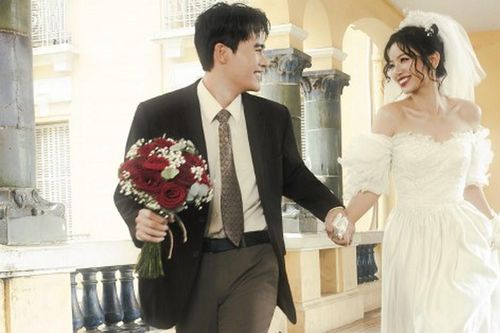 'O Hồng' Lê Hạ Anh mặc váy cưới, danh tính chú rể gây bất ngờ