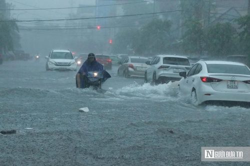 Nghệ An mưa xối xả, nhiều tuyến phố ngập sâu