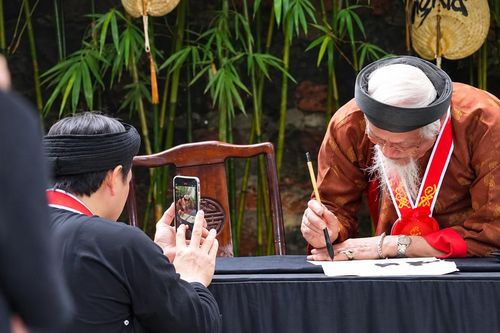 Thư pháp tìm 'lối đi mới' giữa thời đại số
