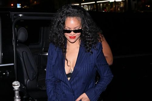 Rihanna gây chú ý khi diện suit không áo đến xem Céline Dion biểu diễn tại Paris