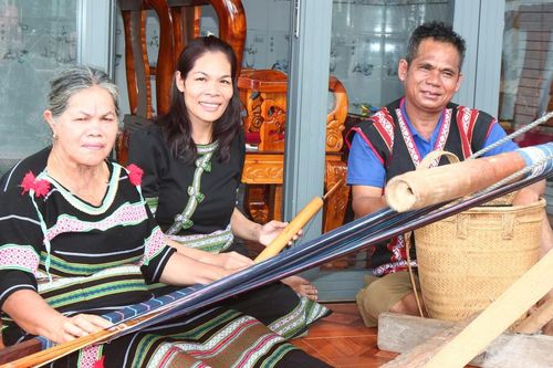 'Hồn cửi Đạ RLơm': Từ kí ức bên hiên nhà đến 'Căn cước số' cho thổ cẩm Cơ Ho