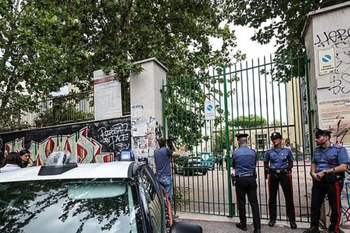 Ý: Học sinh 13 tuổi đâm giáo viên 66 tuổi rồi cố phát trực tiếp bị bắt giữ