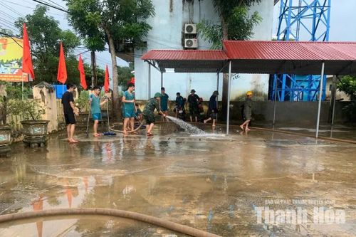 Xã Thành Vinh ra quân vệ sinh môi trường sau mưa lũ