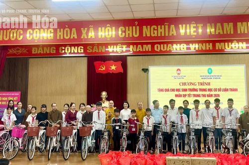 Trao quà trung thu cho học sinh vùng khó