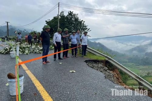 Nỗ lực khắc phục sạt lở do mưa lũ, đảm bảo giao thông thông suốt