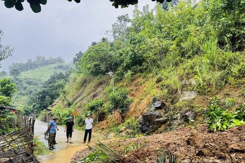 Xã Mường Lát khẩn trương khắc phục sạt lở tuyến đường vào thôn Chiên Pục
