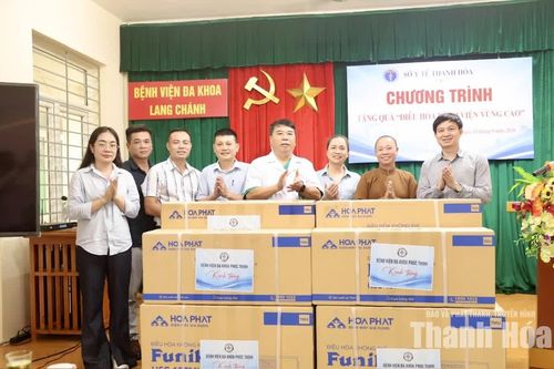 Trao tặng 10 bộ điều hòa cho Bệnh viện Đa khoa Lang Chánh