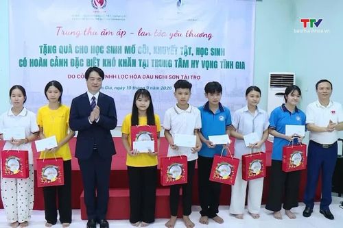 Bản tin Thời sự tối 19/9/2026: Trao quà cho trẻ em có hoàn cảnh khó khăn