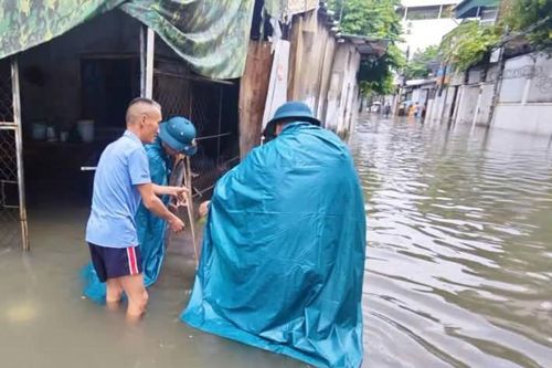 Nghệ An: Mưa lớn gây ngập sâu nhiều tuyến phố, khẩn trương hỗ trợ người dân