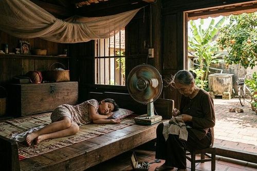 Tản văn: Chiếc quạt cũ của bà