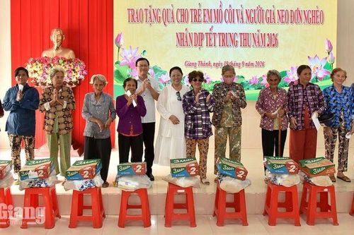 Trao 200 phần quà cho người dân biên giới Giang Thành