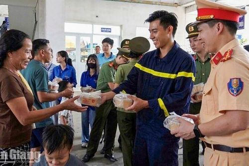 800 suất ăn sáng đến với bệnh nhân khó khăn