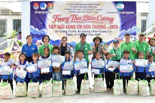Trao 590 phần quà Tết Trung thu cho học sinh vùng biên Giang Thành