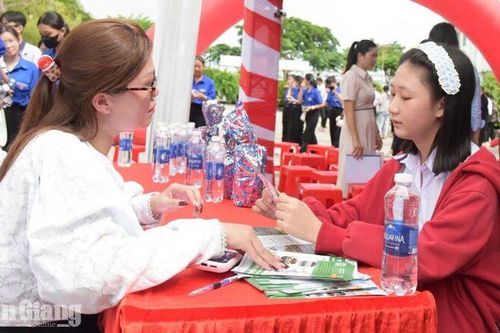 Vĩnh Phong tư vấn việc làm cho gần 500 người