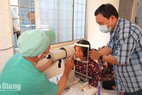 Phẫu thuật mắt miễn phí cho 200 bệnh nhân khó khăn tại An Giang