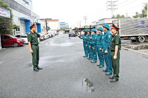 Những chiến sĩ trong nhà máy