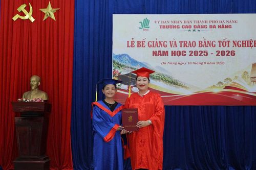 Trao bằng tốt nghiệp hệ trung cấp cho 39 học sinh đồng bào Cơ Tu