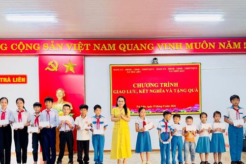Xã Chiên Đàn tặng quà người dân xã kết nghĩa Trà Liên