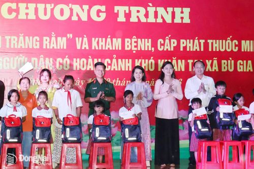 Tổ chức Đêm hội trăng rằm và khám bệnh, tặng quà cho người dân khó khăn tại Bù Gia Mập