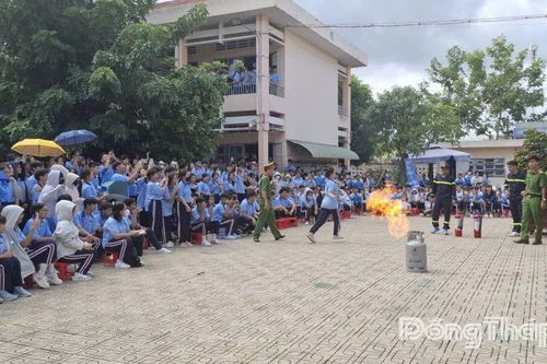 Gần 800 học sinh được tuyên truyền, trải nghiệm phòng cháy, chữa cháy và cứu nạn, cứu hộ