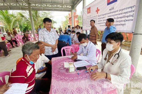 Bộ Chỉ huy Quân sự tỉnh Đồng Tháp: Khám bệnh, cấp thuốc miễn phí cho người dân Campuchia