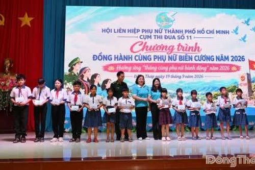 Trao 140 phần quà, học bổng trong Chương trình 'Đồng hành cùng Phụ nữ biên cương'