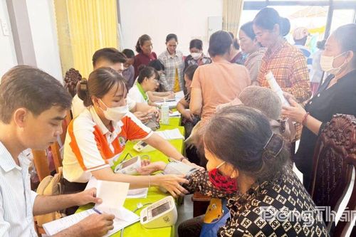 Chăm lo sức khỏe phụ nữ, trẻ em vùng biên giới