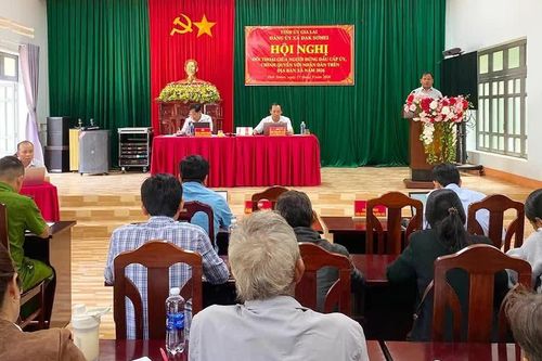Lãnh đạo xã Đak Sơmei đối thoại với người dân
