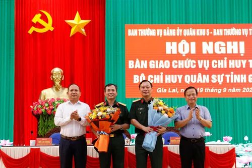 Bàn giao chức vụ Chỉ huy trưởng Bộ CHQS tỉnh Gia Lai