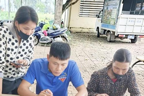 Tuổi trẻ Ia Hrung hỗ trợ người dân về thủ tục hành chính và ứng dụng công nghệ số
