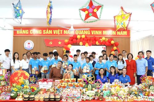 Gần 100 trẻ em có hoàn cảnh đặc biệt tham gia vui Tết Trung thu
