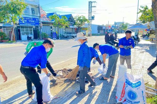 Xã Diên Thọ ra quân làm sạch môi trường