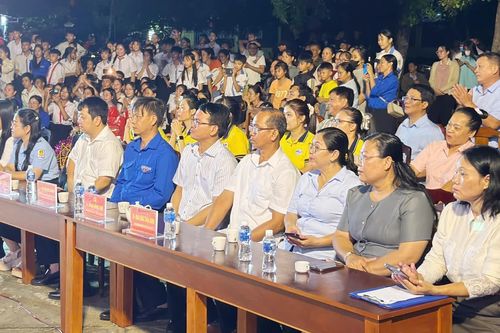 Đêm hội trăng rằm “Lồng đèn thắp sáng ước mơ” tại xã Phước Hậu