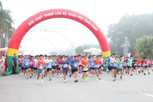 Gần 500 cán bộ, đoàn viên công đoàn tham gia giải chạy