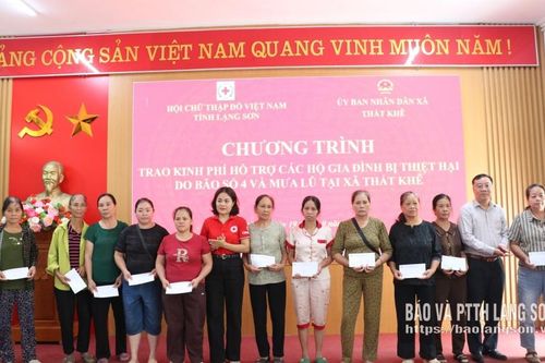 Hội Chữ thập đỏ tỉnh trao kinh phí hỗ trợ các hộ bị ảnh hưởng do mưa bão tại xã Thất Khê