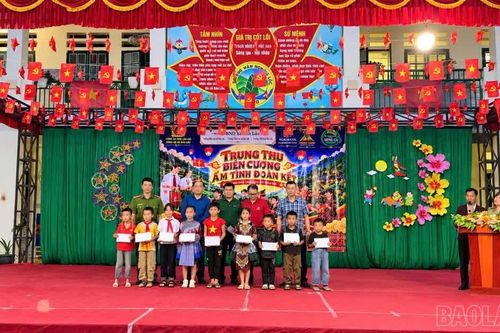 Gần 800 trẻ em xã Bản Lầu vui “Trung thu biên cương”