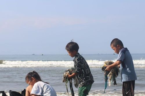 Cùng chung tay dọn rác thải đại dương tại khu vực biển Mũi Né