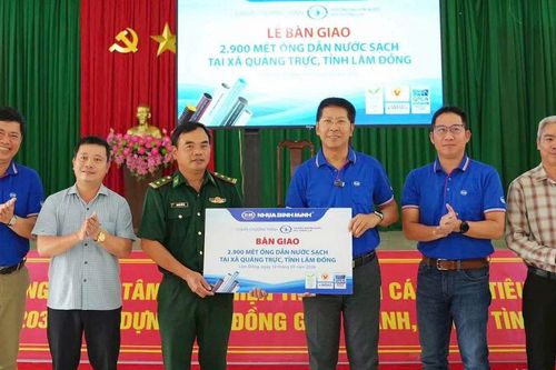 Trao quà Trung thu, đưa nước sạch đến vùng biên giới Quảng Trực