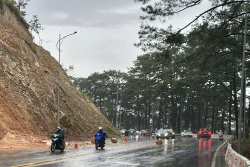 Ngành chức năng khẩn trương khắc phục sạt lở đèo Prenn