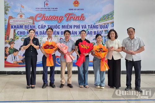 Khám, chữa bệnh nhân đạo cho gần 700 người dân xã Lao Bảo