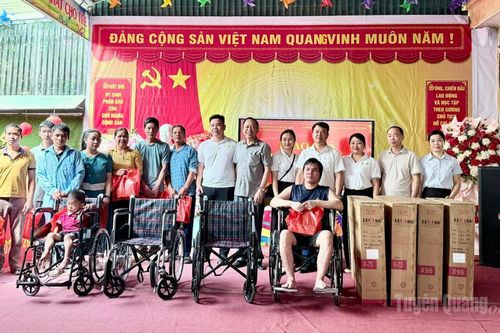 Trên 70 triệu đồng tặng quà cho học sinh xã Hùng Lợi