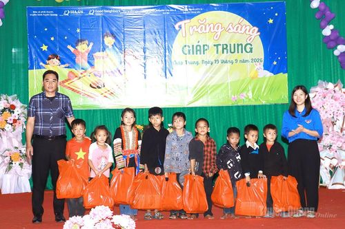 Trao quà Trung thu yêu thương tại xã Thượng Nông, Giáp Trung