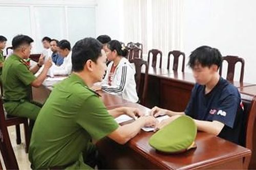 Để thanh, thiếu niên không lầm lỡ - Bài 1: Bước chân chệch hướng