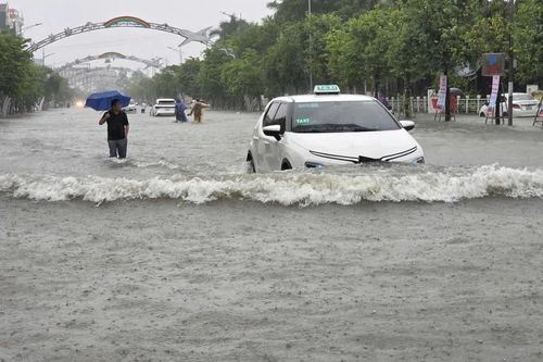 Nghệ An: Mưa lớn kéo dài, hàng loạt tuyến đường tại các phường trung tâm ngập sâu