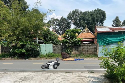 TP.HCM: Xe máy va chạm vào cửa nhà dân, nam thanh niên tử vong