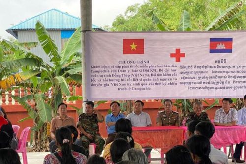 Bộ Chỉ huy Quân sự tỉnh Đồng Tháp khám bệnh, phát thuốc miễn phí tại Campuchia
