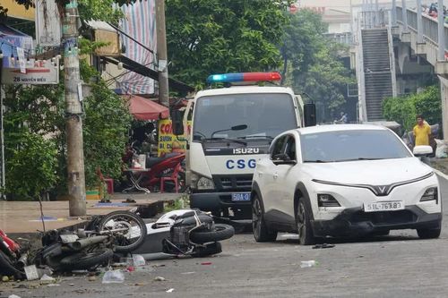 Tài xế lái ôtô tông vào quán nhậu làm 2 người bị thương