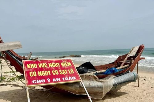 Khi bãi biển lùi xa, sinh kế cũng chao đảo