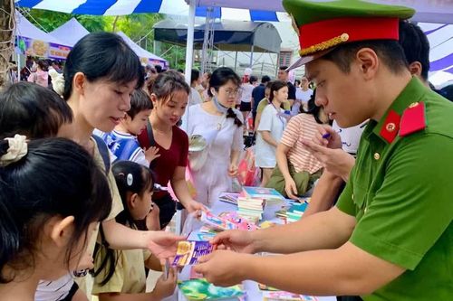 Mang Trung thu đến với các 'chiến binh nhí' trong bệnh viện